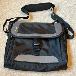 ⛵️ Targus black and gray nylon messenger bag